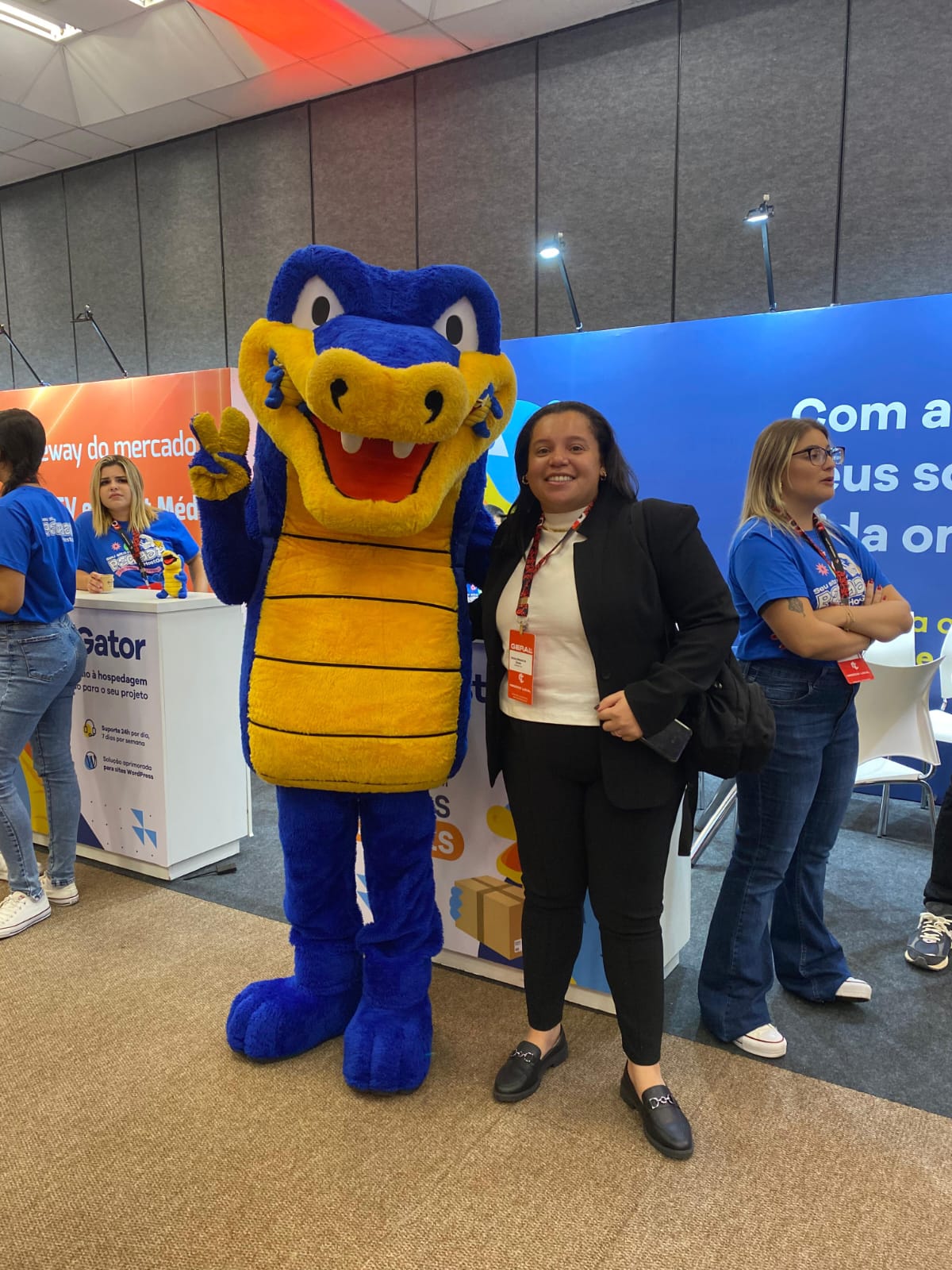 Equipe em feira do setor contábil