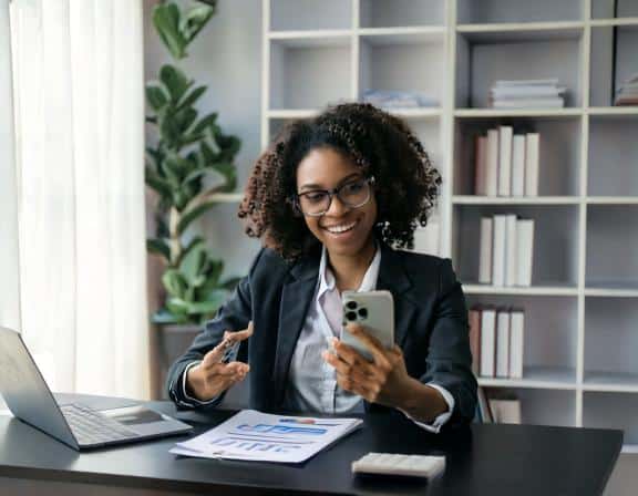 Profissional de contabilidade usando smartphone em escritório moderno
